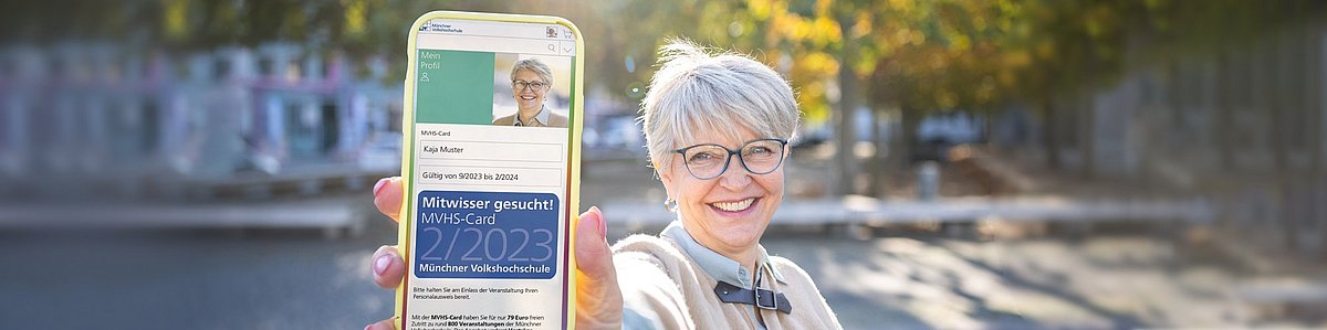 ältere Frau zeigt digitale MVHS-Card auf Smartphone 